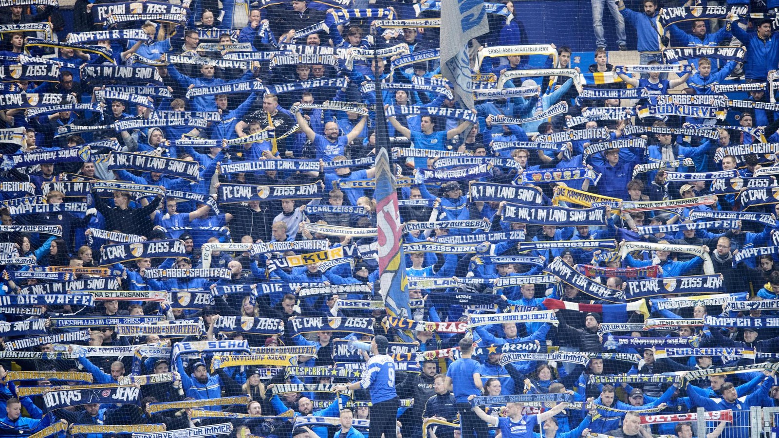 FC-Carl-Zeiss-Jena-gegen-HFC-Warum-beim-Spiel-die-Kurven-f-r-zw-lf-Minuten-schweigen