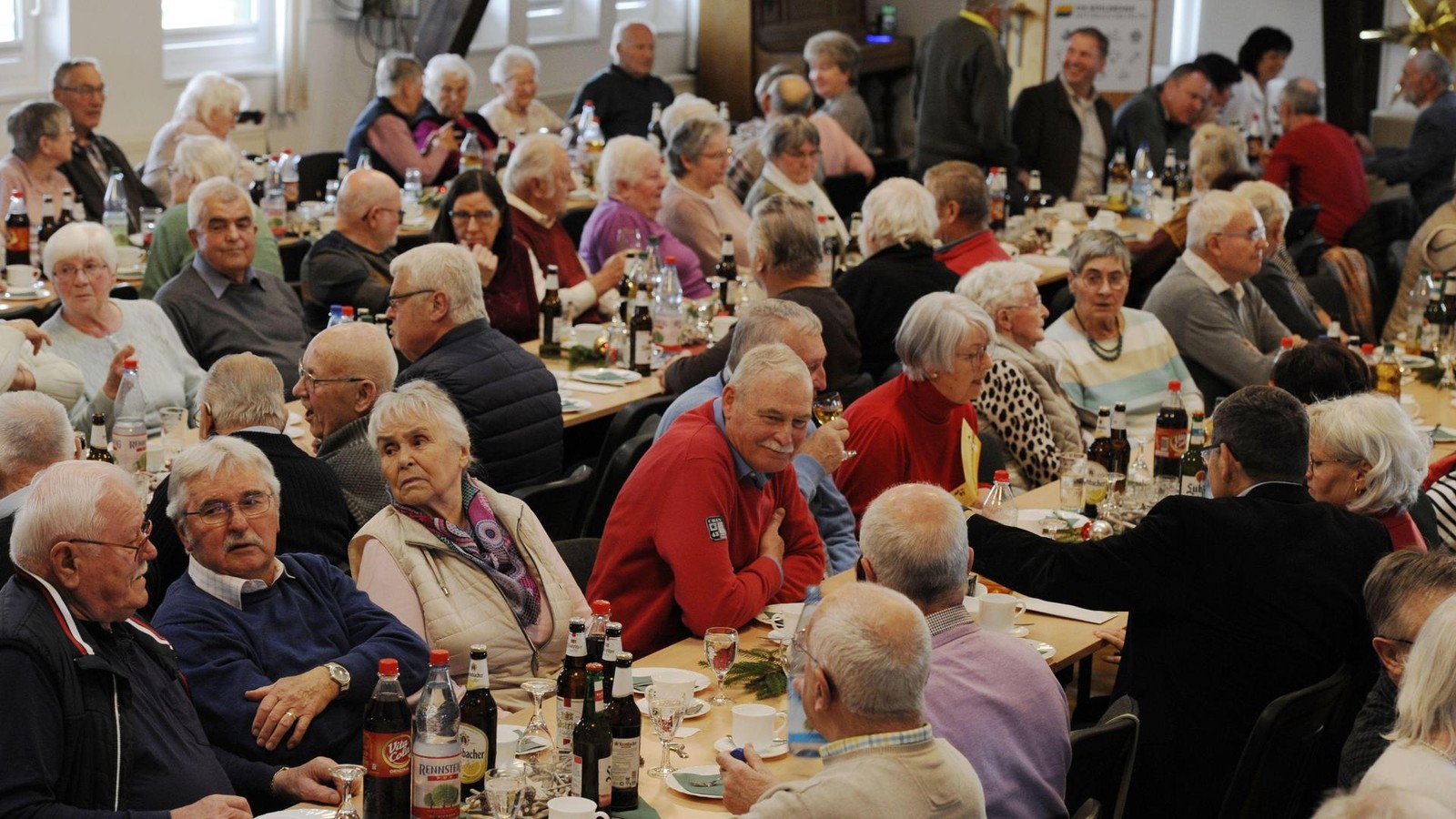 Landsenioren-aus-dem-Ilm-Kreis-Rauschende-Weihnachtsfeier-in-der-Bauernscheune-B-sleben