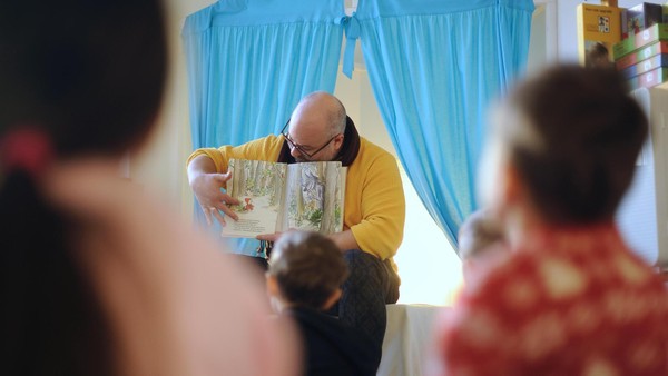 „Lesen ist Liebe“: Hörbuchsprecher Torben Sterner liest für die Fleetkinder