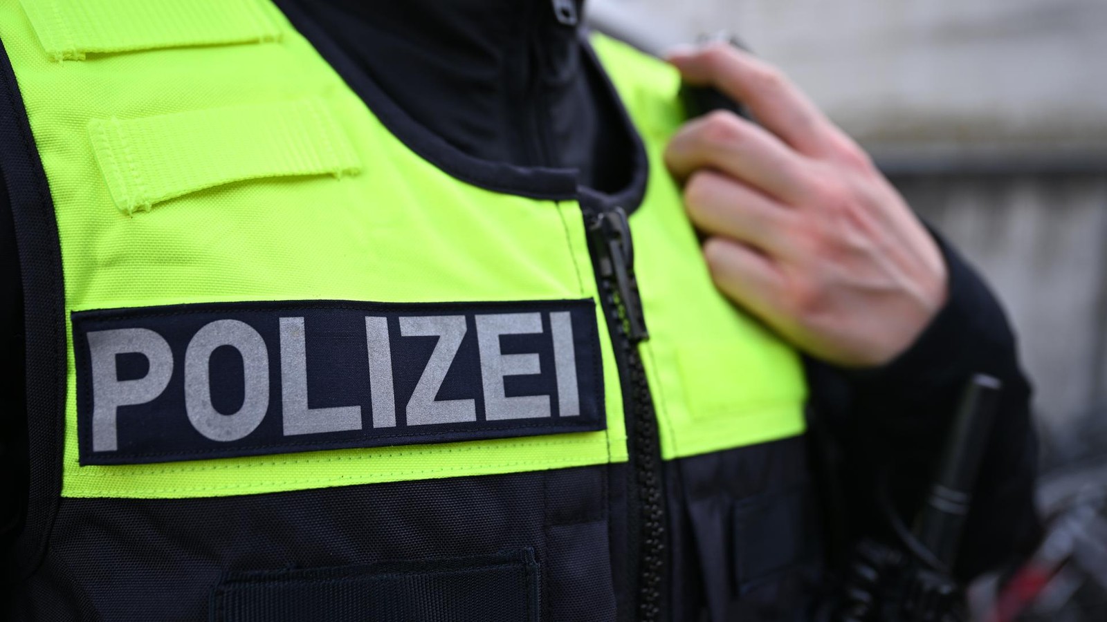 Merkw-rdige-Fahrweise-eines-Pkw-Suzuki-im-Saale-Orla-Kreis