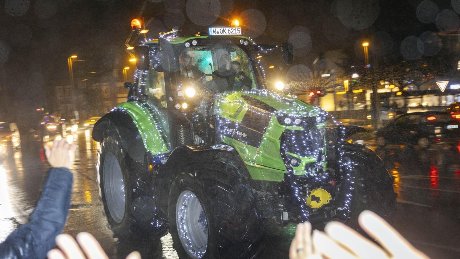 Lichterfahrten-der-Traktoren-Hier-rollen-die-Trecker-am-Sonntag-durch-Velbert