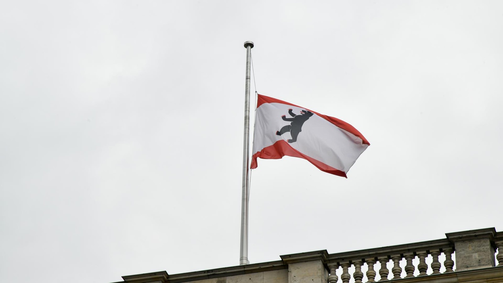 Weihnachtsbaum-zerbricht-vor-Abgeordnetenhaus-Notl-sung-soll-helfen
