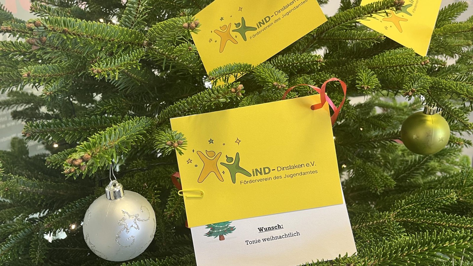 Wunschbaumaktion-2025-Hier-h-ngen-noch-Wunschzettel-an-den-B-umen