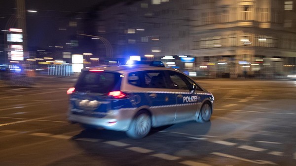 Ohne Blaulicht, aber bei Rot: Streifenwagen kollidiert mit Pkw