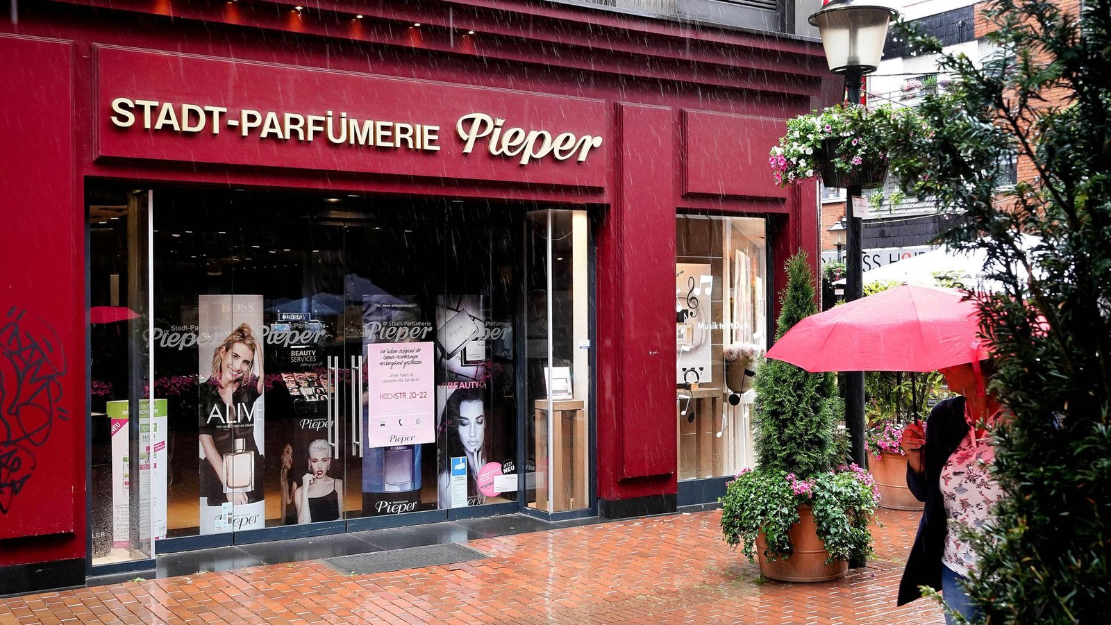 Parf-merie-Piepe-ist-insolvent-so-geht-es-mit-der-Weseler-Filiale-weiter