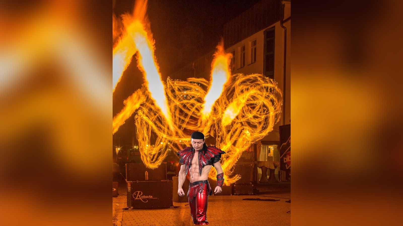 Flammen-Spektakel-im-Kreis-Greiz-Robby-Robaria-ist-der-Herr-des-Feuers-