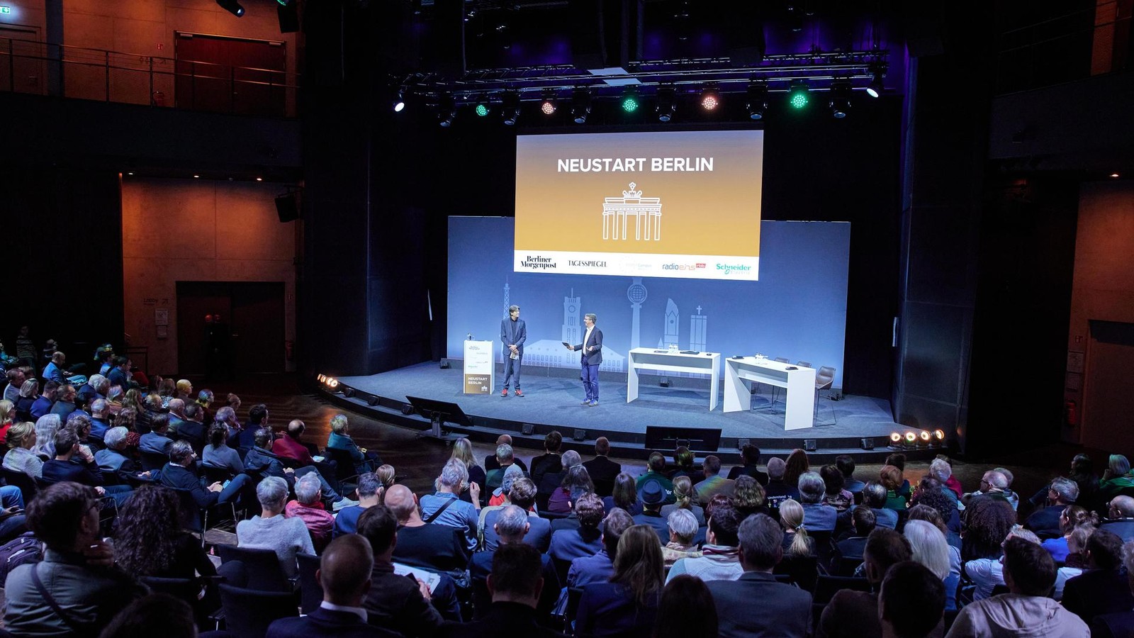 Mit-Mini-H-usern-im-B-ro-und-Stra-en-aus-Plastik-zum-neuen-Berlin