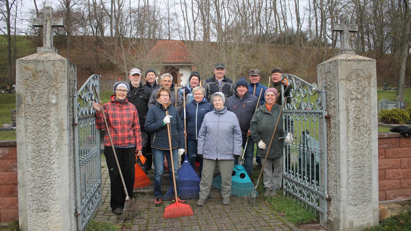 Gemeinsam-f-r-den-Friedhof-Rentnerbrigade-h-lt-im-Kreis-Gotha-Tradition-lebendig
