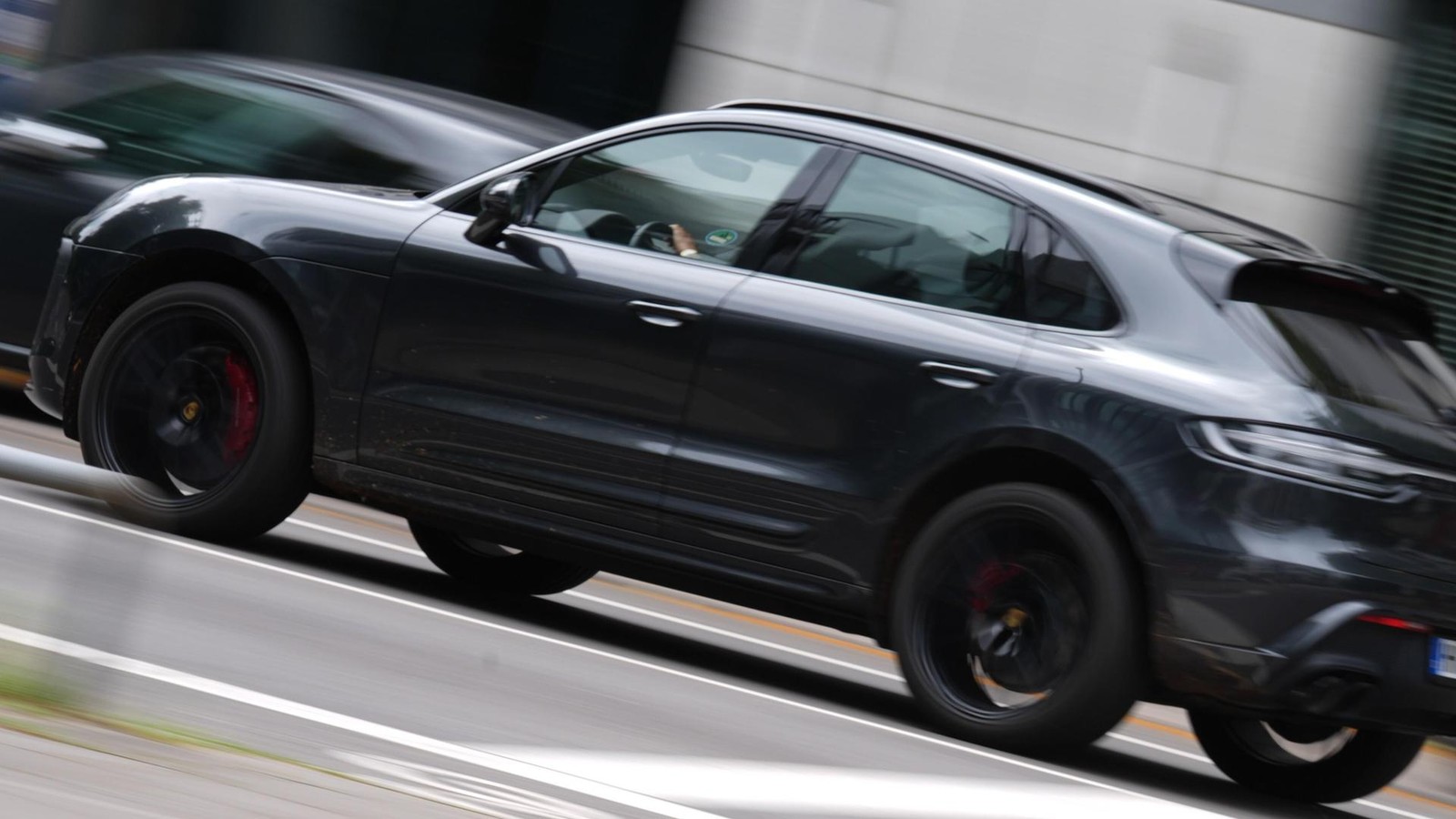 Porsche-Fahrer-f-hrt-Mann-an-Ampel-ber-den-Fu-absichtlich-