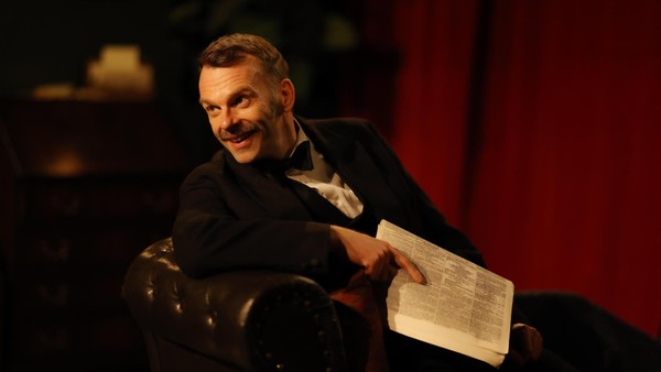 English Theatre: Dieser Kerl spielt ein mieses Spiel mit seiner Frau