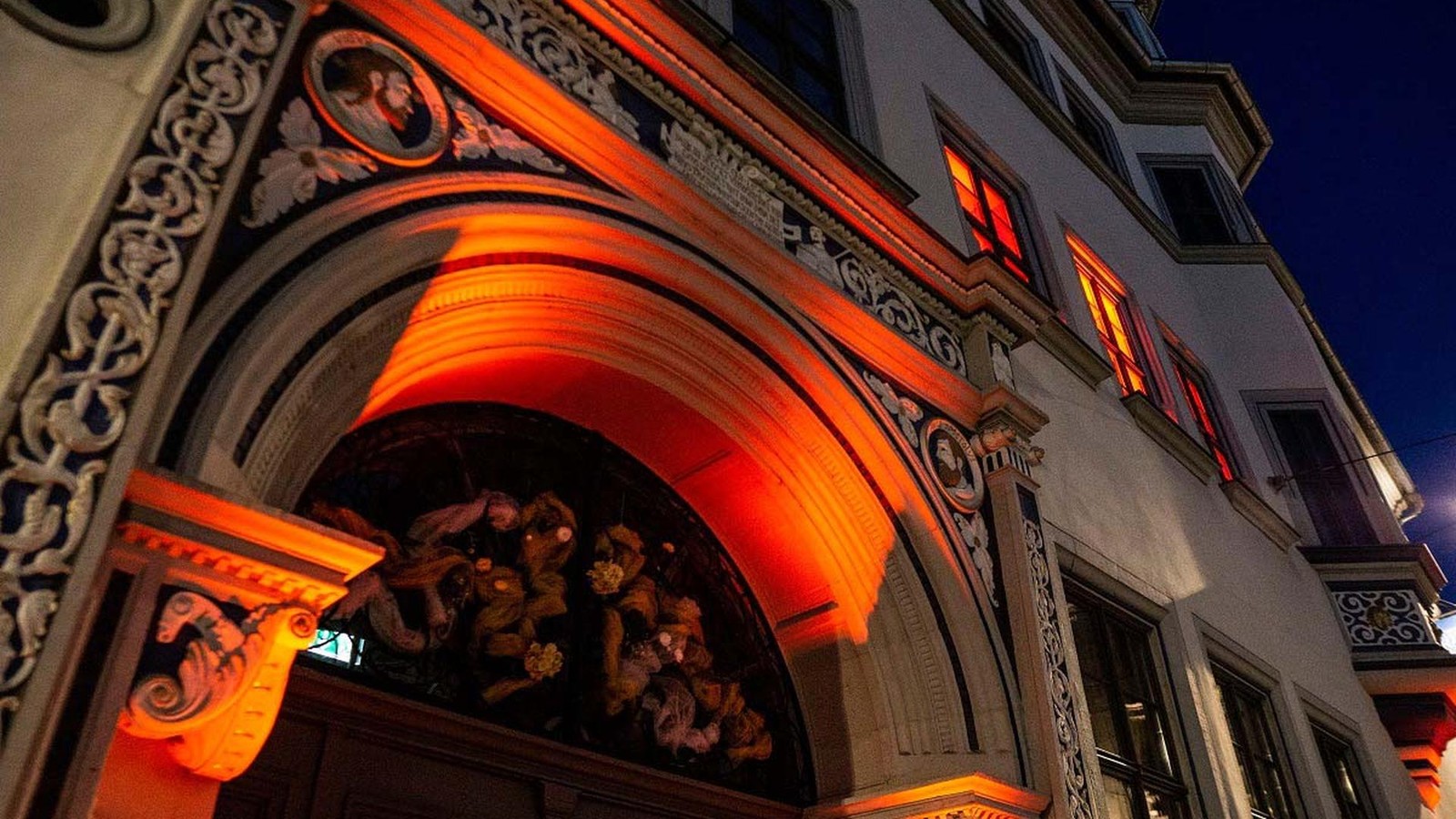 Eine-Farbe-f-r-Mut-und-Hoffnung-Th-ringen-leuchtet-orange