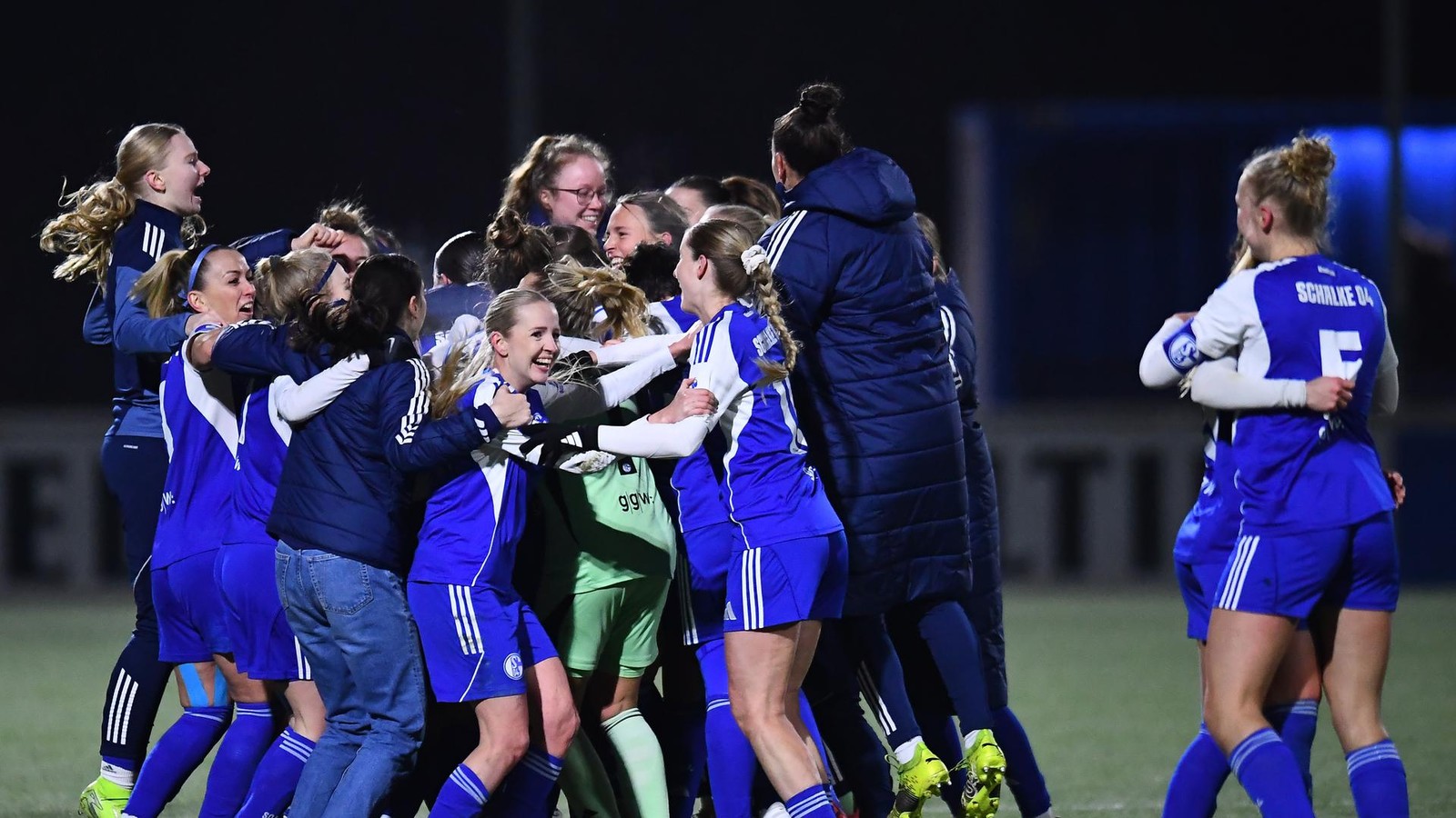 -Herz-auf-Platz-gelassen-Schalkes-Frauen-Trainer-ist-nach-BVB-Spiel-v-llig-durch
