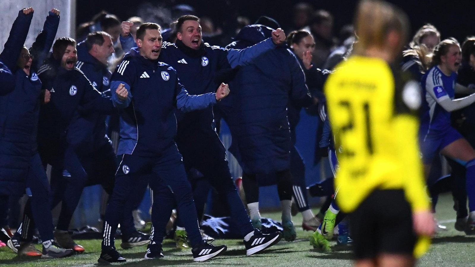 Schalker-Ekstase-im-Re-Live-S04-Frauen-werfen-Topfavorit-Dortmund-aus-dem-Pokal