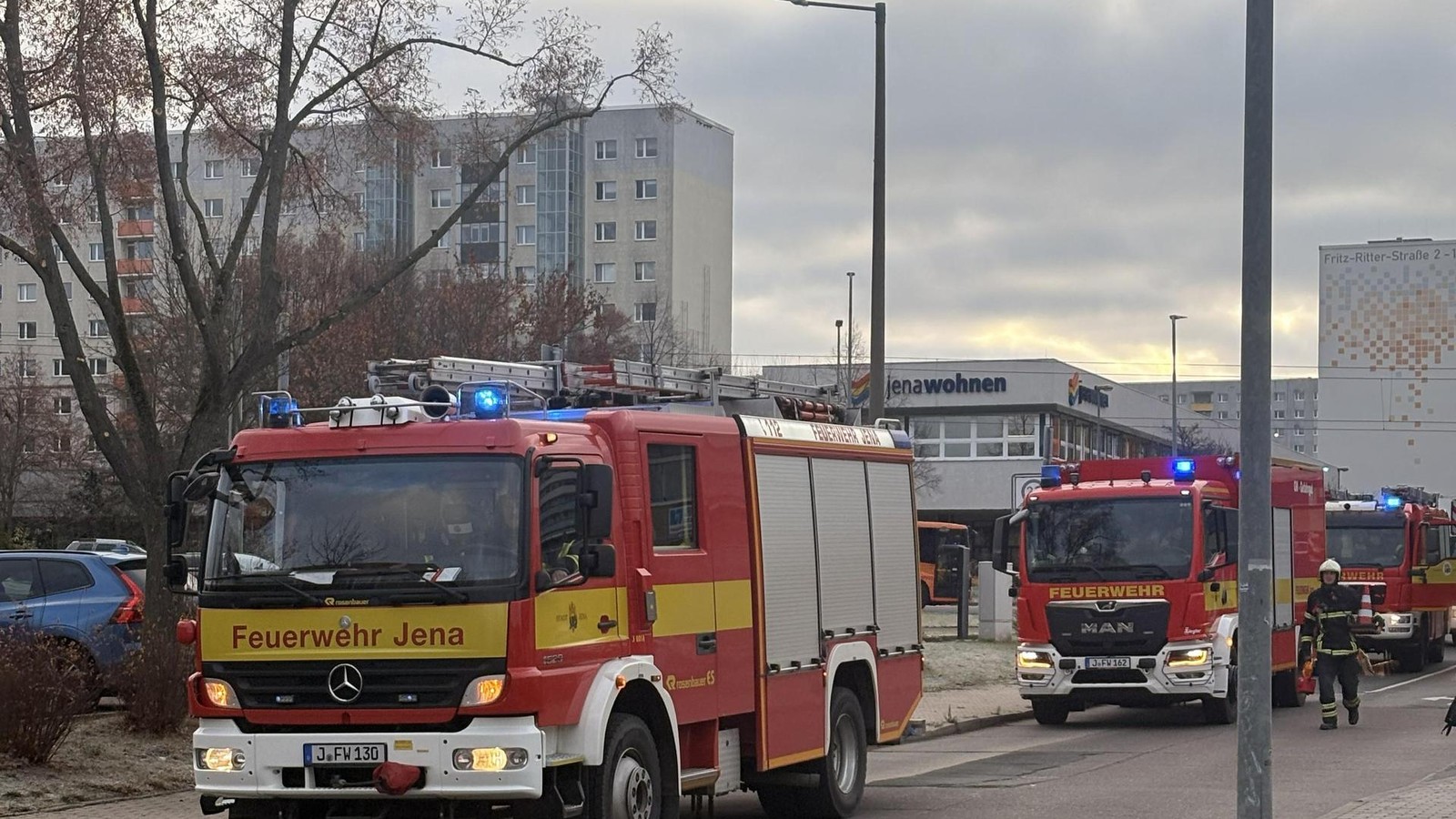 Sch-ler-aus-Jena-unterst-tzen-Feuerwehr-trainiert-den-Ernstfall