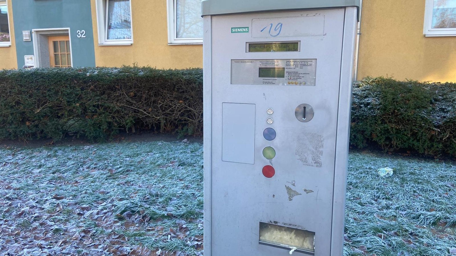 Unbekannte-spr-hen-Bauschaum-in-Parkscheinautomaten-in-Salzgitter