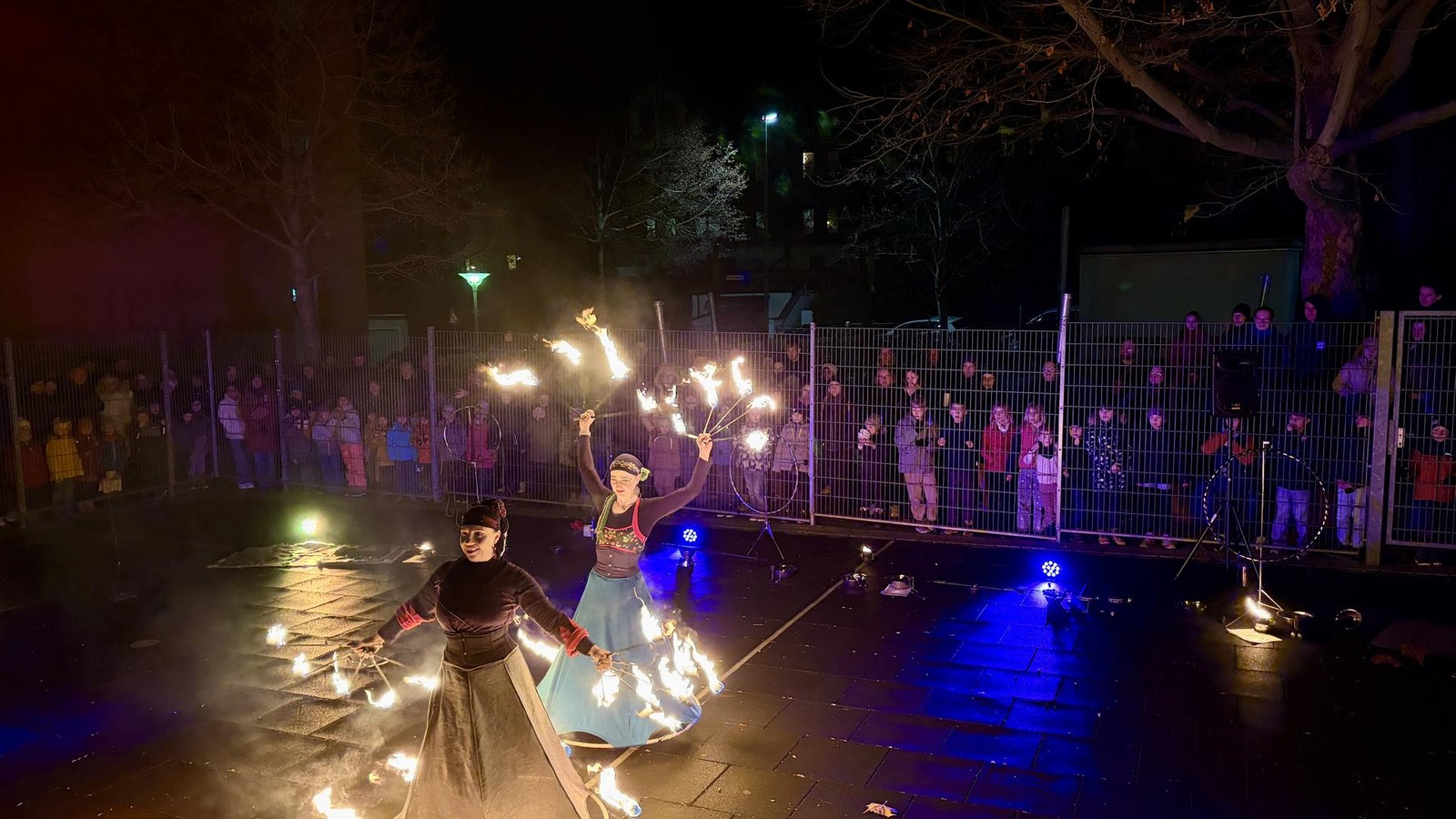 Funkenregen-und-brennende-Rosen-Besonderer-Abend-lockt-in-Schule-nach-Jena