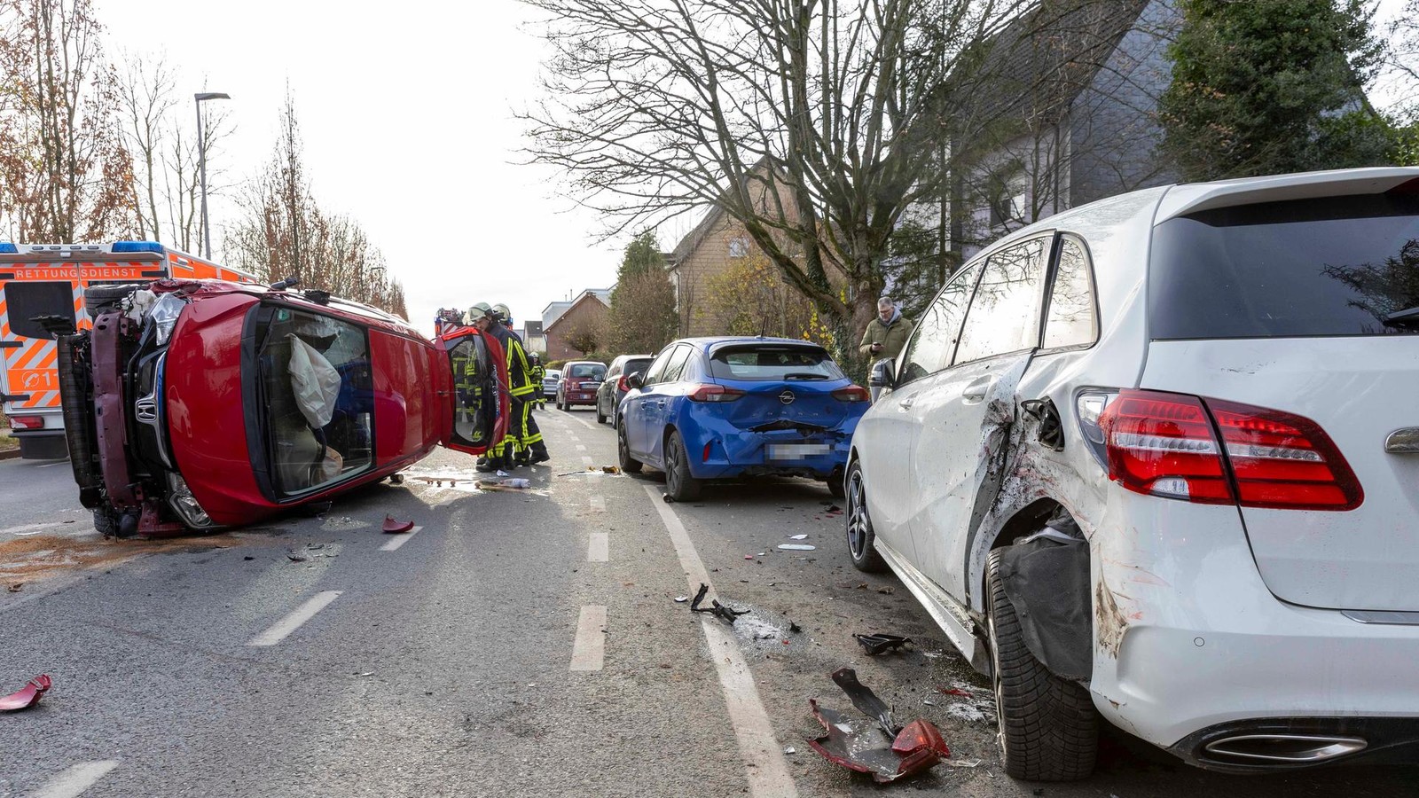 Schwerer-Unfall-in-Bochum-Auto-landet-auf-der-Seite-Feuerwehr-befreit-Fahrer