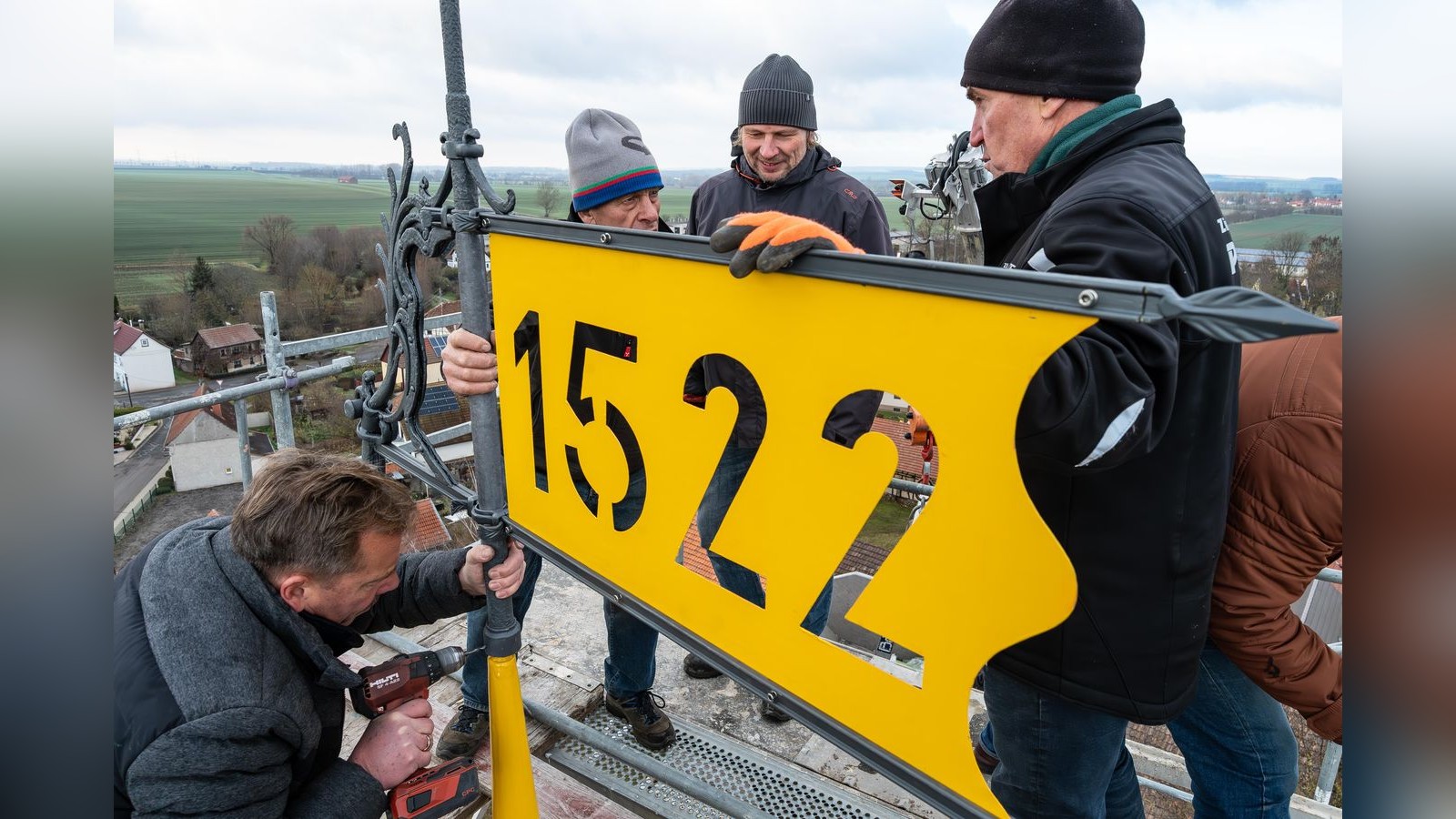 Turmzier-in-Gamst-dt-nach-Restaurierung-wieder-auf-dem-Kirchturm