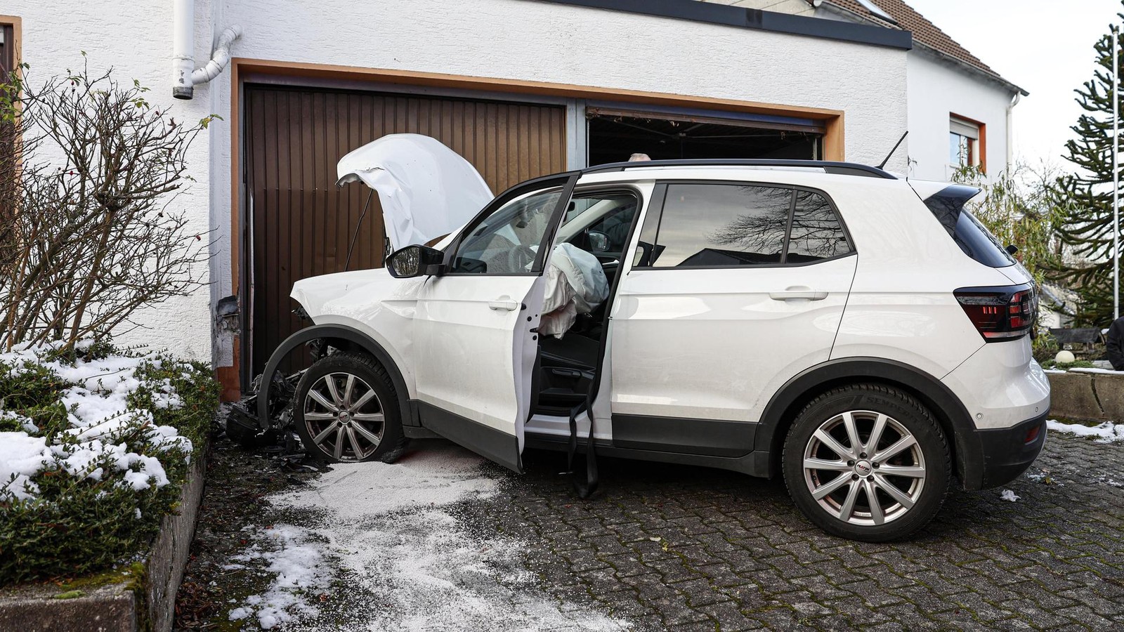 Iserlohn-Auto-kracht-in-Garage-und-Wand-Frau-leicht-verletzt