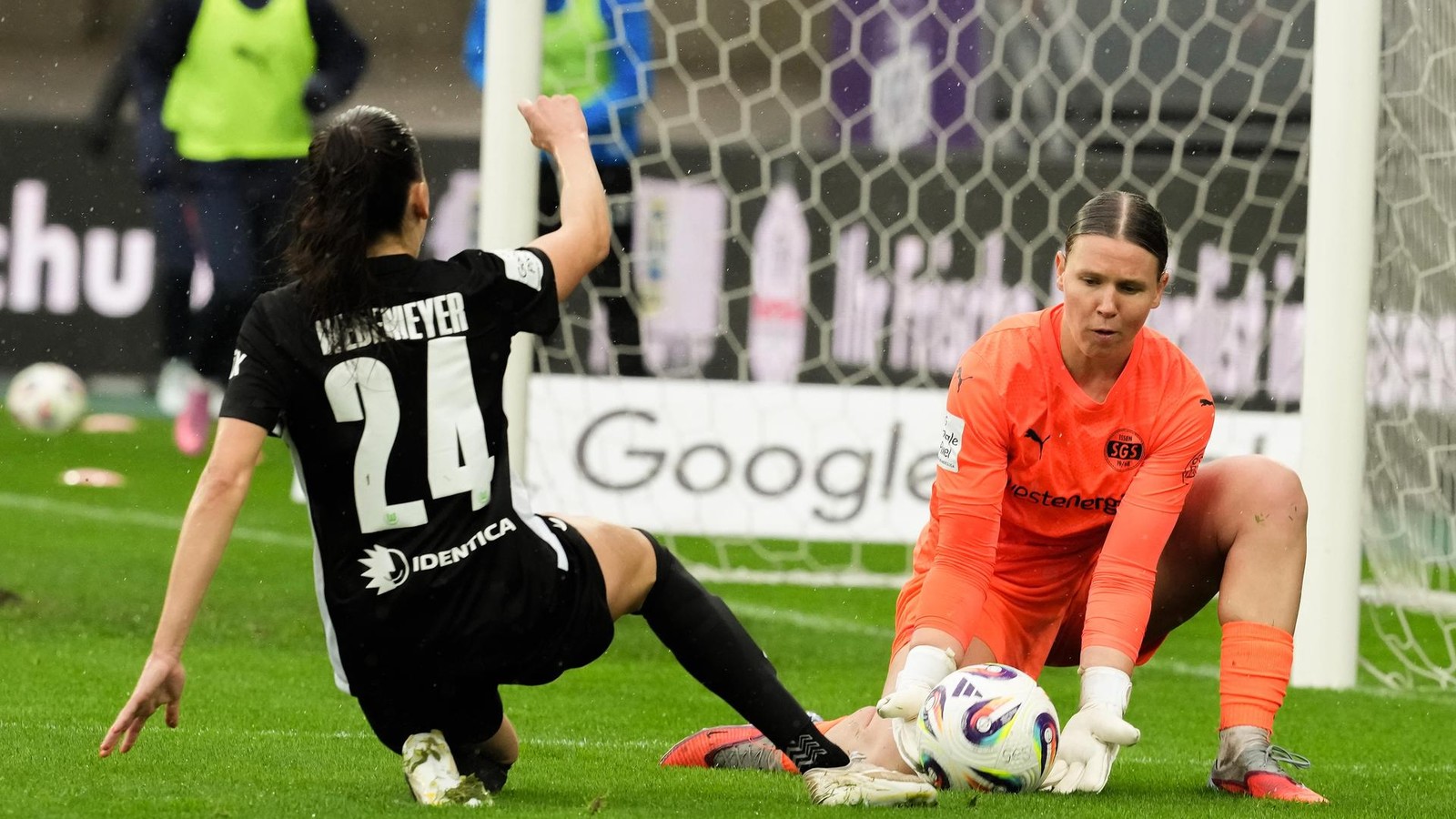 Kapit-nin-verletzt-Verteidigerin-blut-berstr-mt-raus-doch-SGS-Essen-siegt-