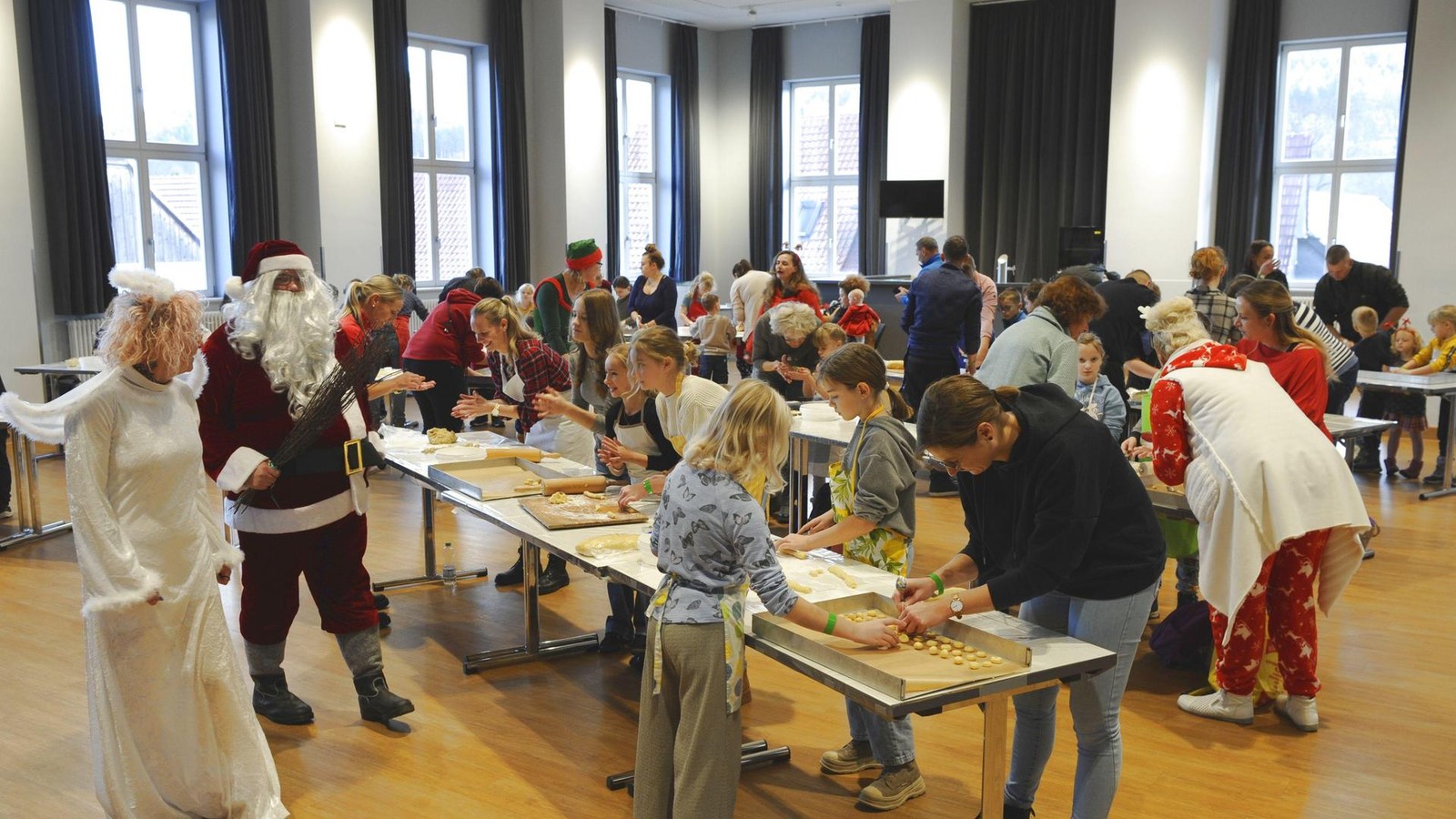 Kinder-backen-im-Geratal-Weihnachtspl-tzchen-f-r-Senioren
