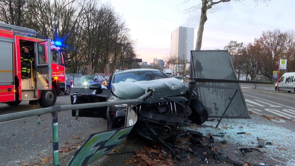 Mercedes gerät ins Schleudern und kracht mit voller Wucht in Bushaltestelle