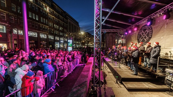 Kostenloses Konzert in der Hamburger Innenstadt begeistert Tausende