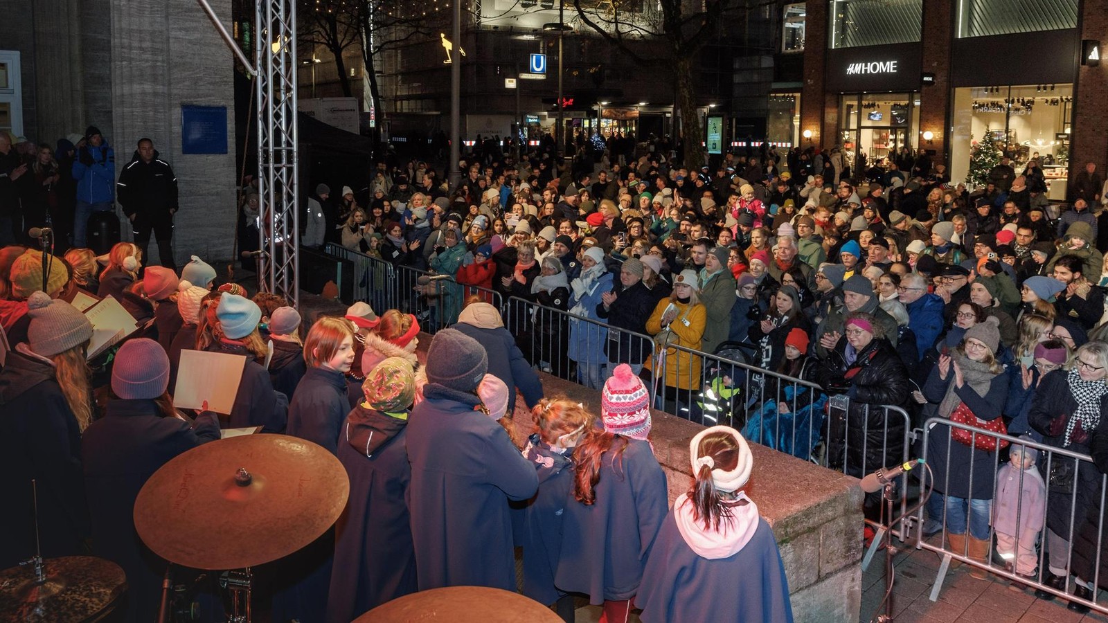 Kostenloses-Konzert-in-der-Hamburger-Innenstadt-begeistert-Tausende