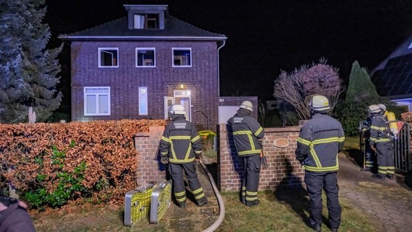 Flammen schlagen von Keller auf 1. OG über – Wohnung in Sasel brennt aus