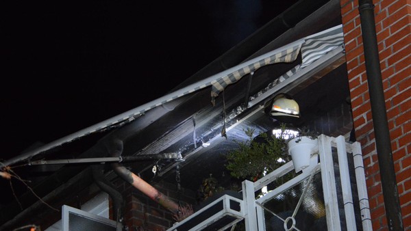 Neuallermöhe: Balkon brennt – Bewohner reagiert blitzschnell