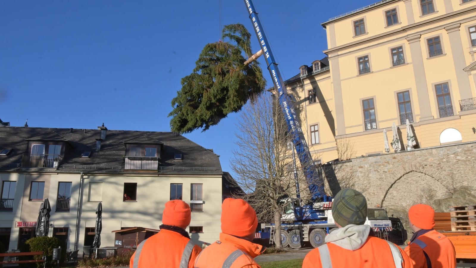 Mit-dem-Kran-in-den-Schlossgarten-die-Ankunft-des-Greizer-Weihnachtsbaums-in-17-Fotos
