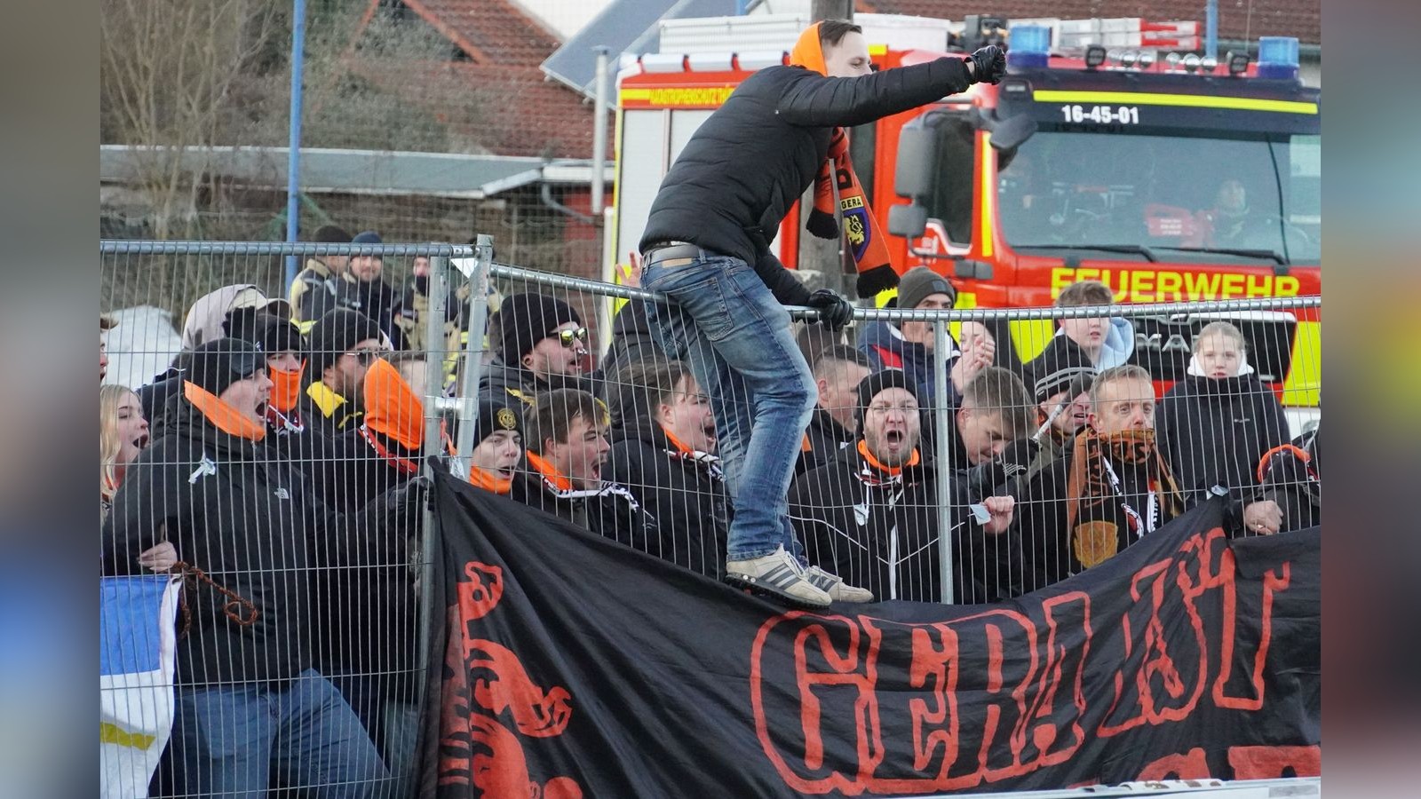 Die-Freude-war-so-gro-das-hielt-der-Bauzaun-nicht-aus