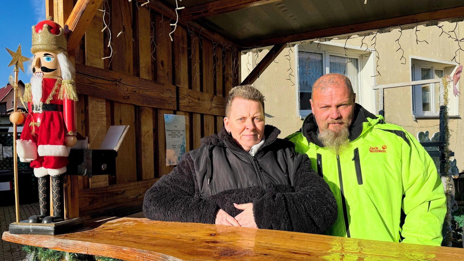 DDR-Wohnblock-im-Kreis-S-mmerda-glitzert-und-funkelt-Royale-Hoheiten-lassen-sich-gern-berstrahlen-mit-Weihnachtsmarktliste-