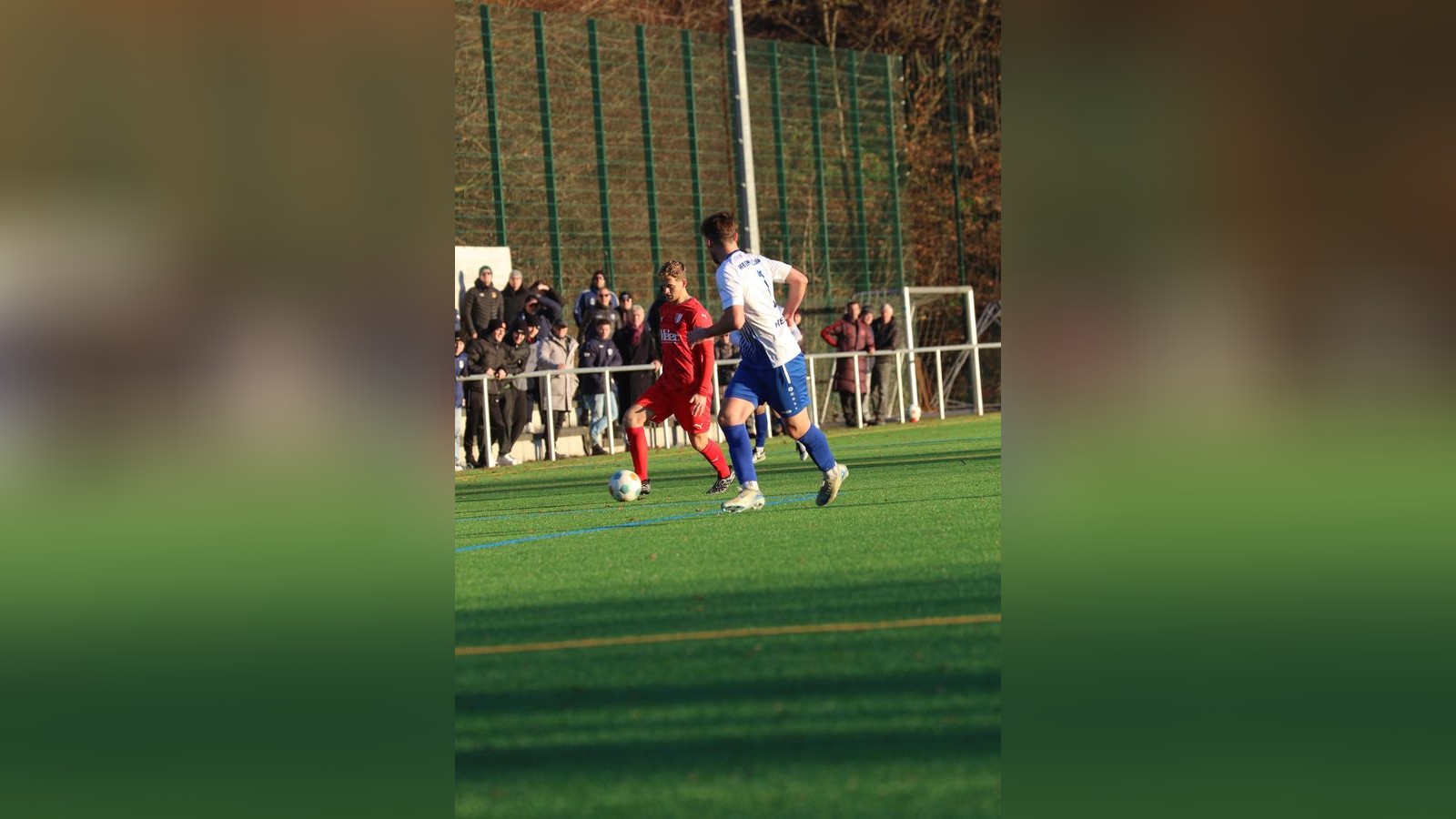 Leon-G-mpel-vom-SC-Heiligenstadt-vermisst-das-runde-Leder-am-Eriesee