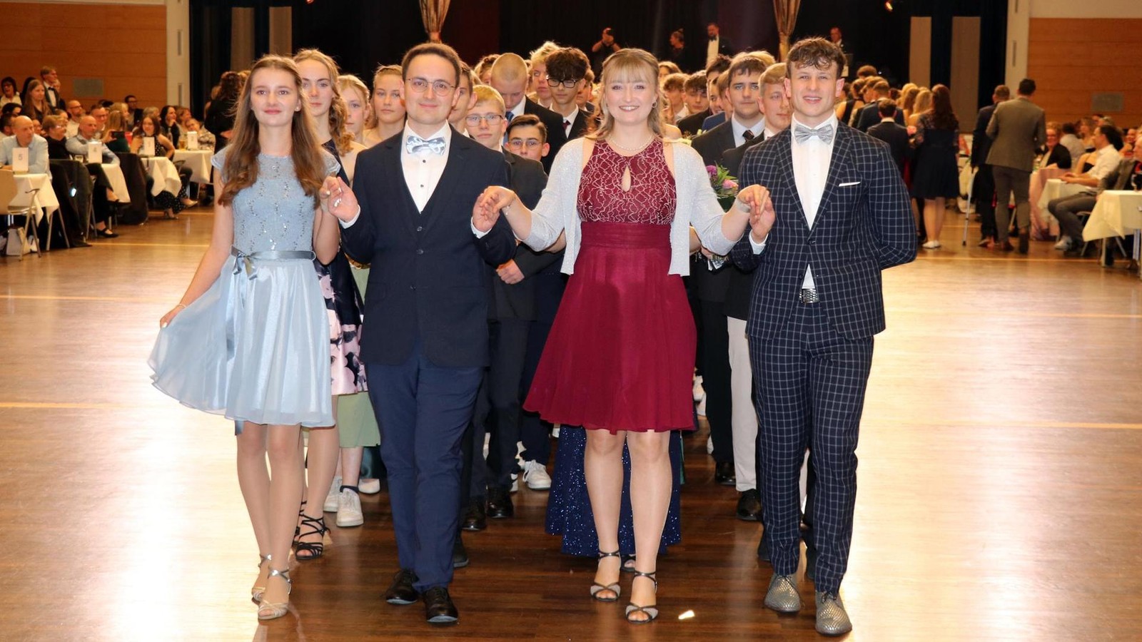 Hunderte-Teenager-aus-Saalfeld-Rudolstadt-beim-Tanzstunden-Abschlussball