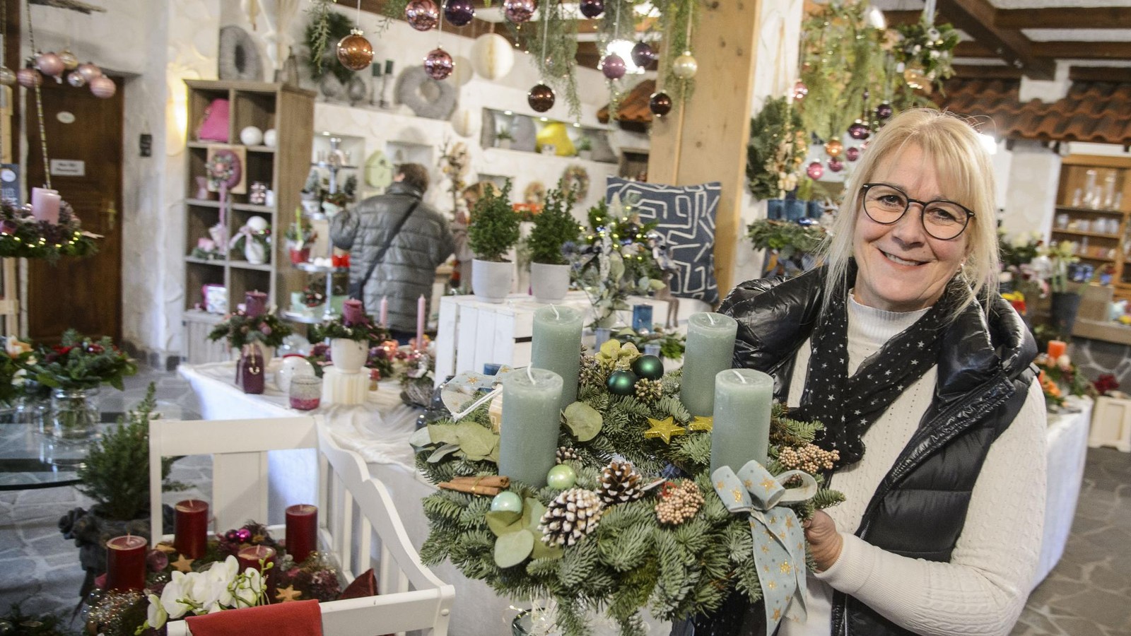 Beschaulicher-Adventsverkauf-im-Duisburger-S-den-Das-bietet-Rosen-Ruland