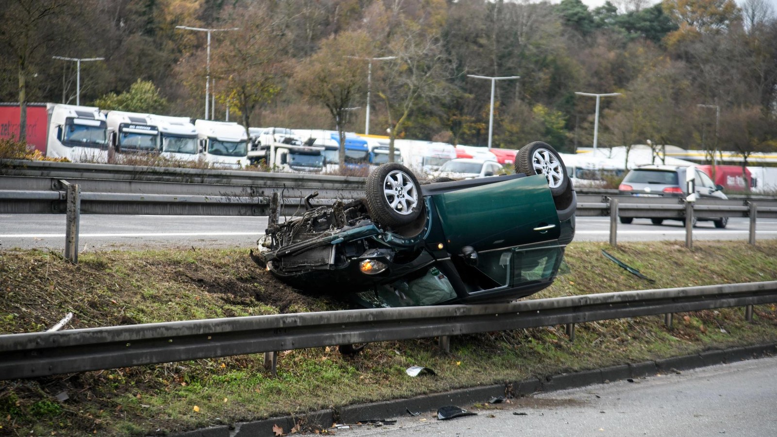 Auto-landet-auf-dem-Dach-wieder-ein-spektakul-rer-Unfall-auf-dem-Rastplatz