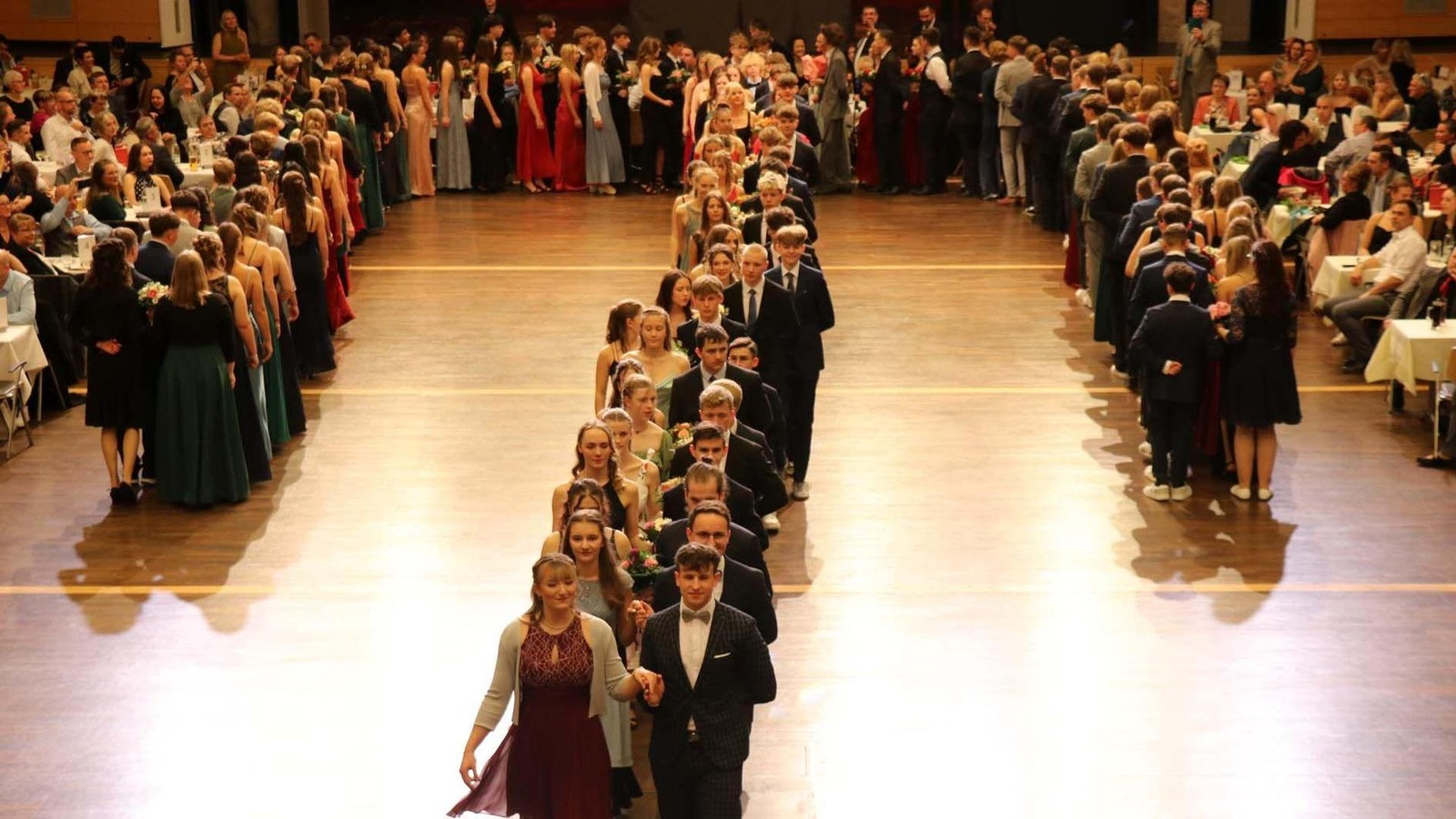 Die-sch-nsten-Bilder-vom-Tanzstunden-Abschlussball-in-Bad-Blankenburg