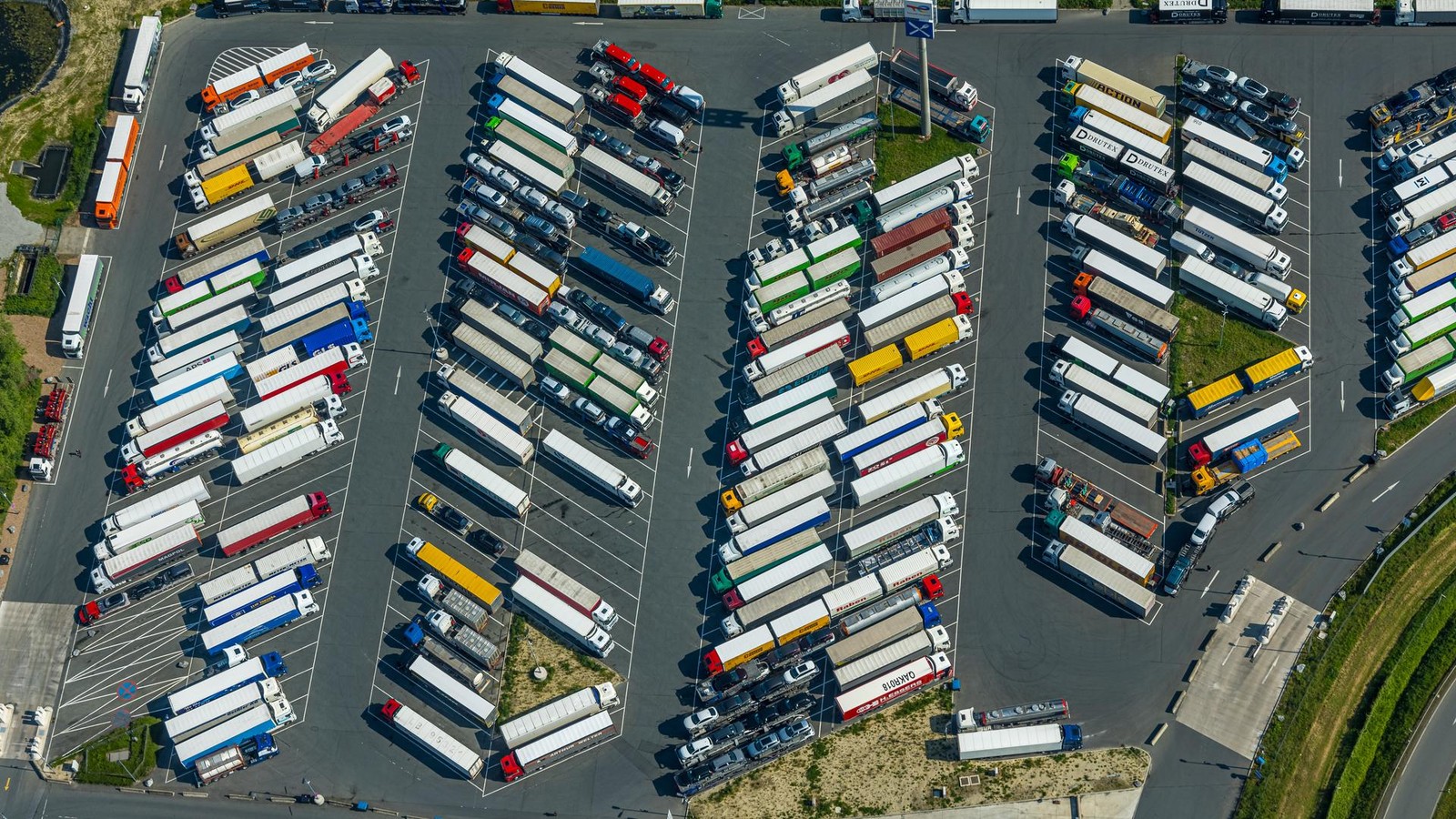 -Nikolaus-im-Fahrerhaus-Das-planen-Ehrenamtler-aus-Neukirchen-Vluyn-und-Moers