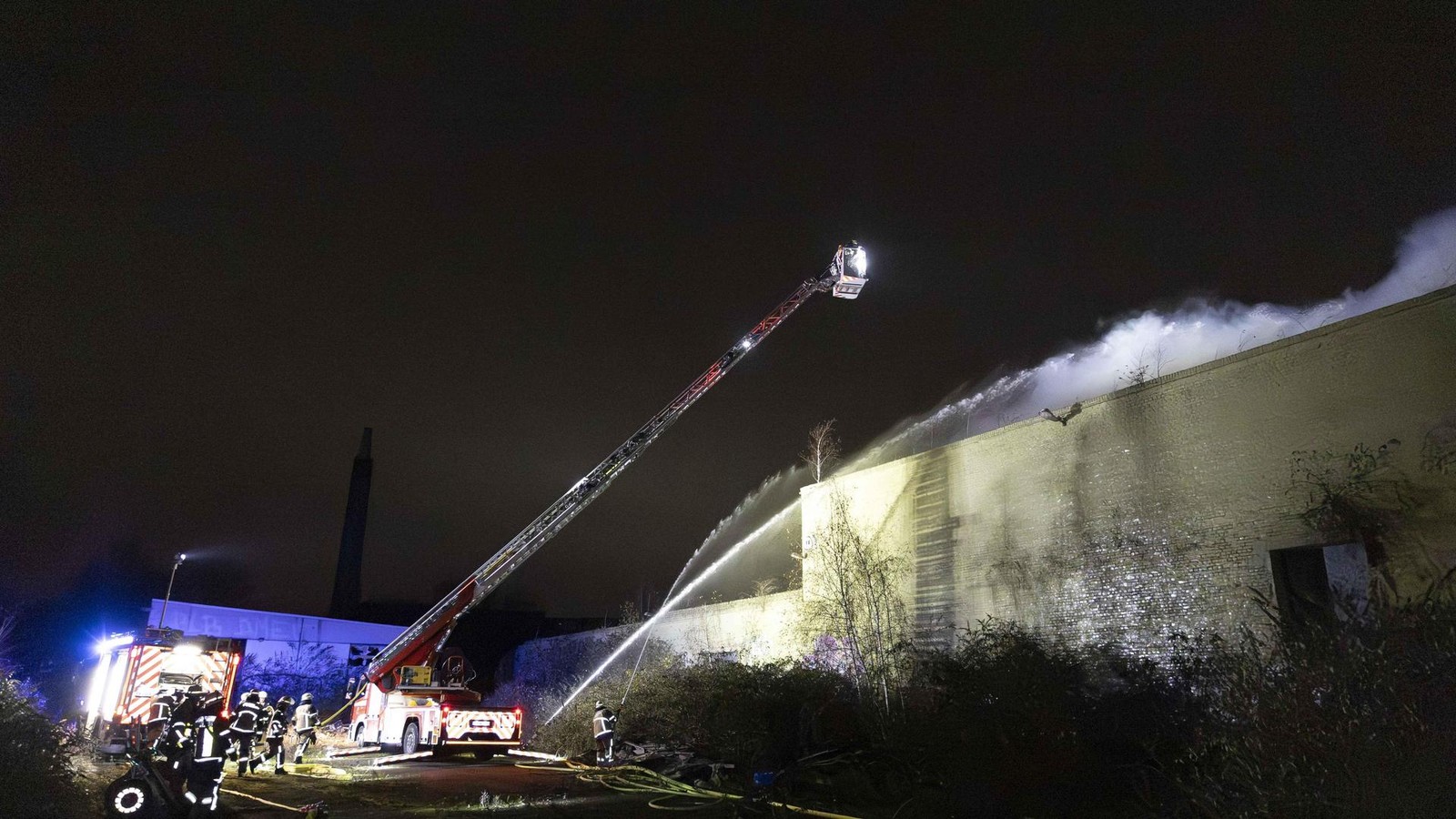 Brand-in-Essen-Dach-von-Industrie-Halle-auf-Kutel-Gel-nde-steht-in-Flammen