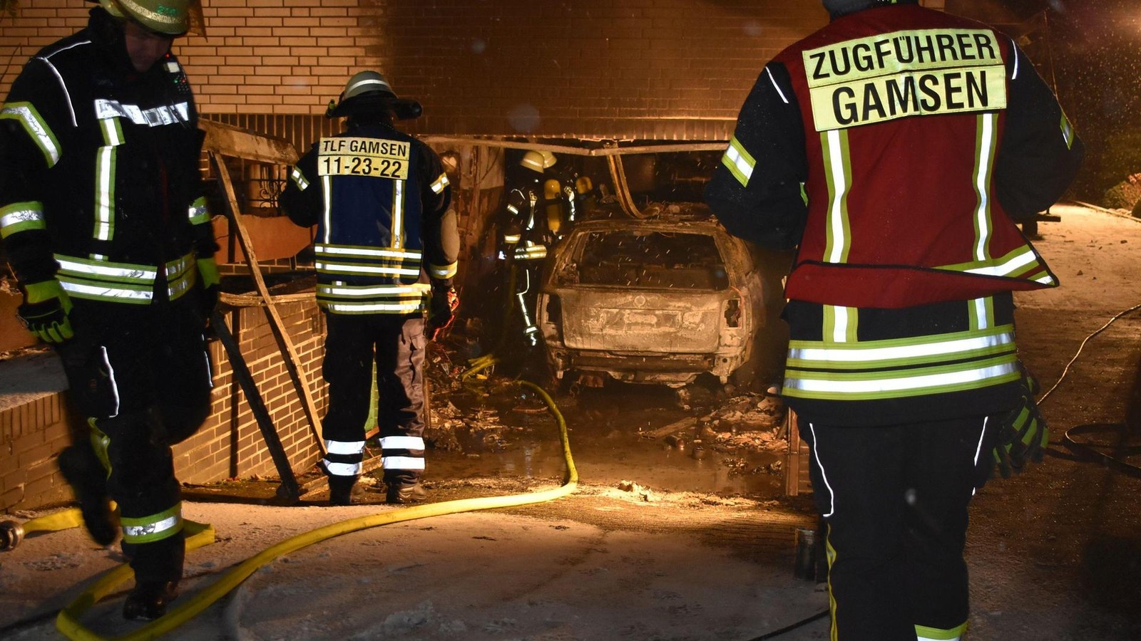 Feuer-in-Gifhorn-Auto-verbrennt-in-Gamsener-Garage-v-llig