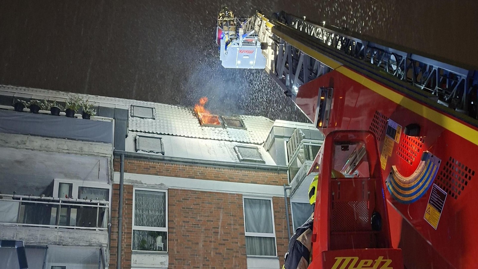 Gro-brand-43-Bewohner-m-ssen-in-der-Nacht-ihr-Haus-verlassen