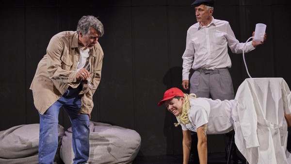 „Achtsam morden durch bewusste Ernährung“: Witzesammlung auf der Bühne