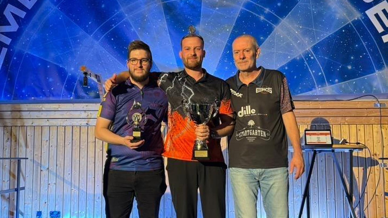 Wie-ein-Seriensieger-den-Emleber-Darts-Open-seinen-Stempel-aufdr-ckt