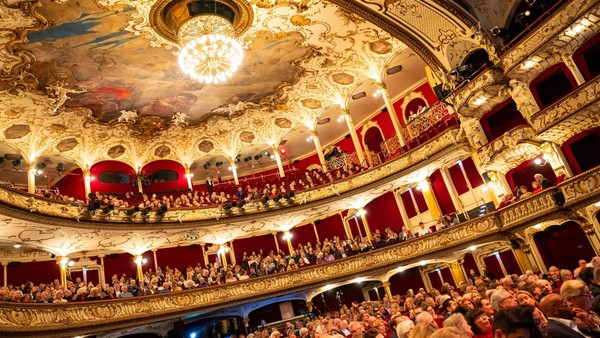 Schauspielhaus Hamburg: „Warum ziehen sich im Theater immer die Falschen aus?“