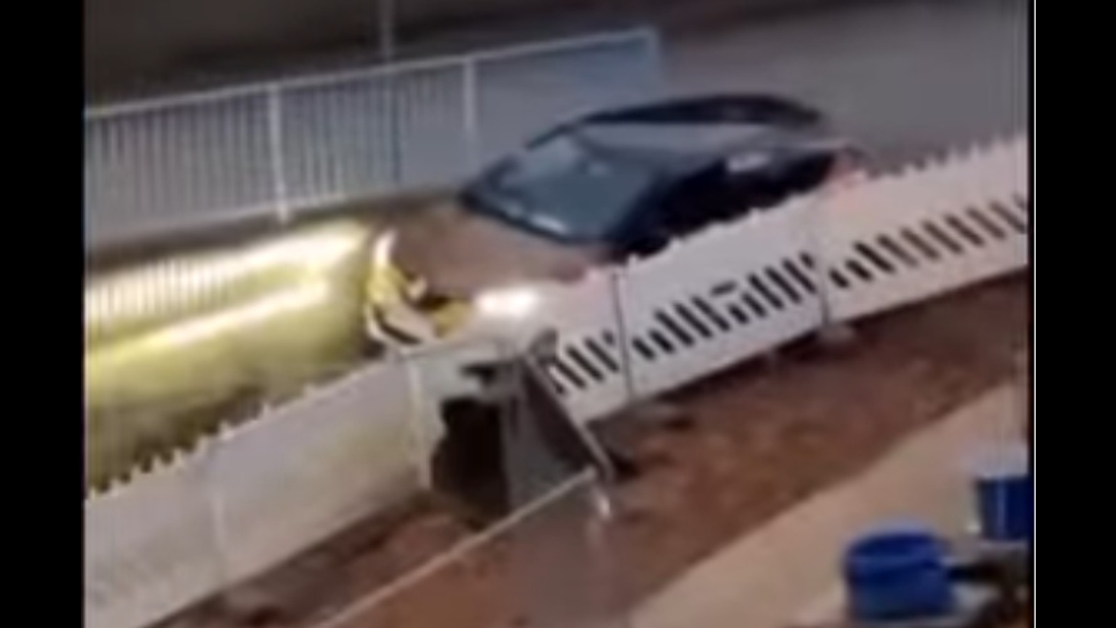 Irre-Szene-in-Gotha-Pkw-durchbricht-Baustelle-und-rammt-Laterne