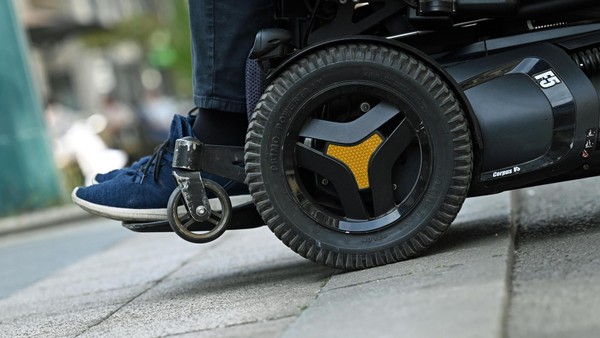 Rollstuhlfahrer flüchtet nach Zusammenstoß in Bochum: Kind (9) leicht verletzt