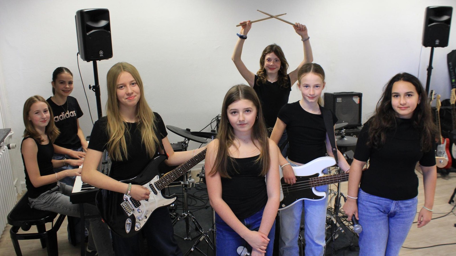 Auf-den-Spuren-von-Nina-Chuba-Sch-lerband-mischt-jetzt-Berlin-auf