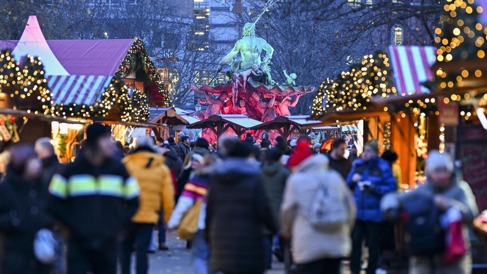 Freude-bei-den-Weihnachts-Fans-Erste-M-rkte-in-Berlin-ge-ffnet