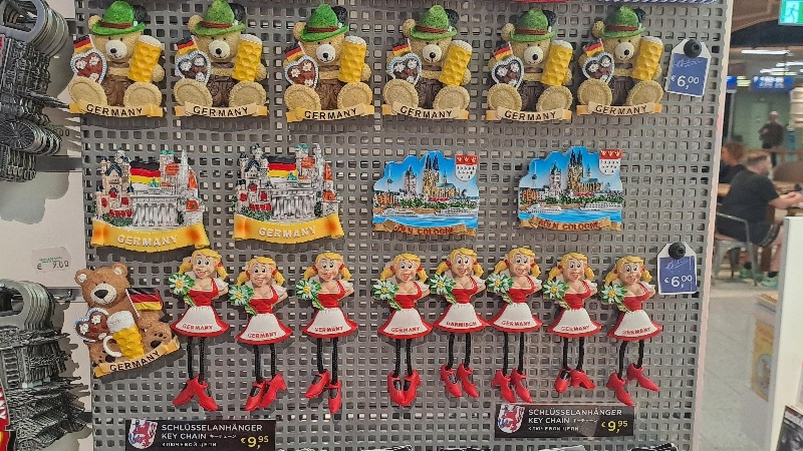 K-lner-Dom-bis-FC-Bayern-Wieso-gibt-es-diese-Souvenirs-am-Flughafen-D-sseldorf-